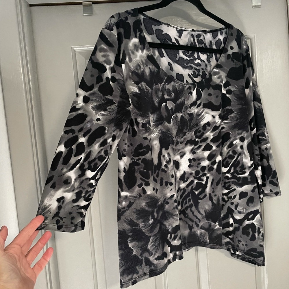 Size XL Women's Black & Gray Printed Scoop Neck Top